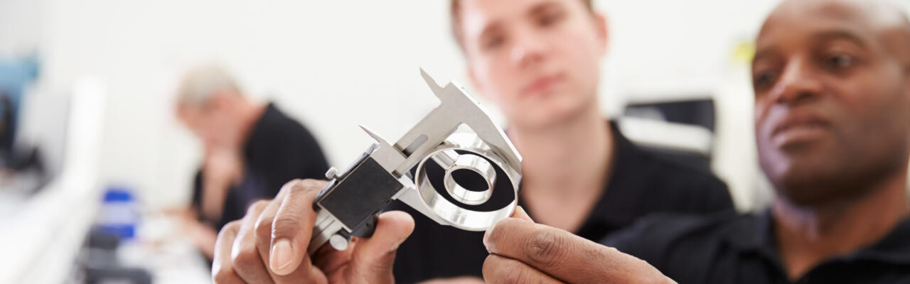 I Qualitaetspruefer zwei Maenner beurteilen