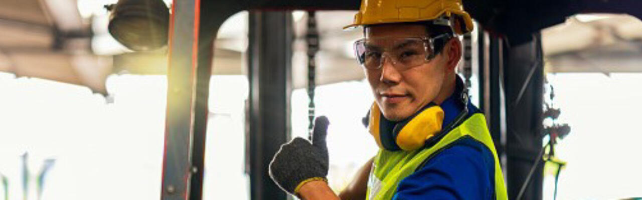 L Mann auf Stapler Daumen nach oben